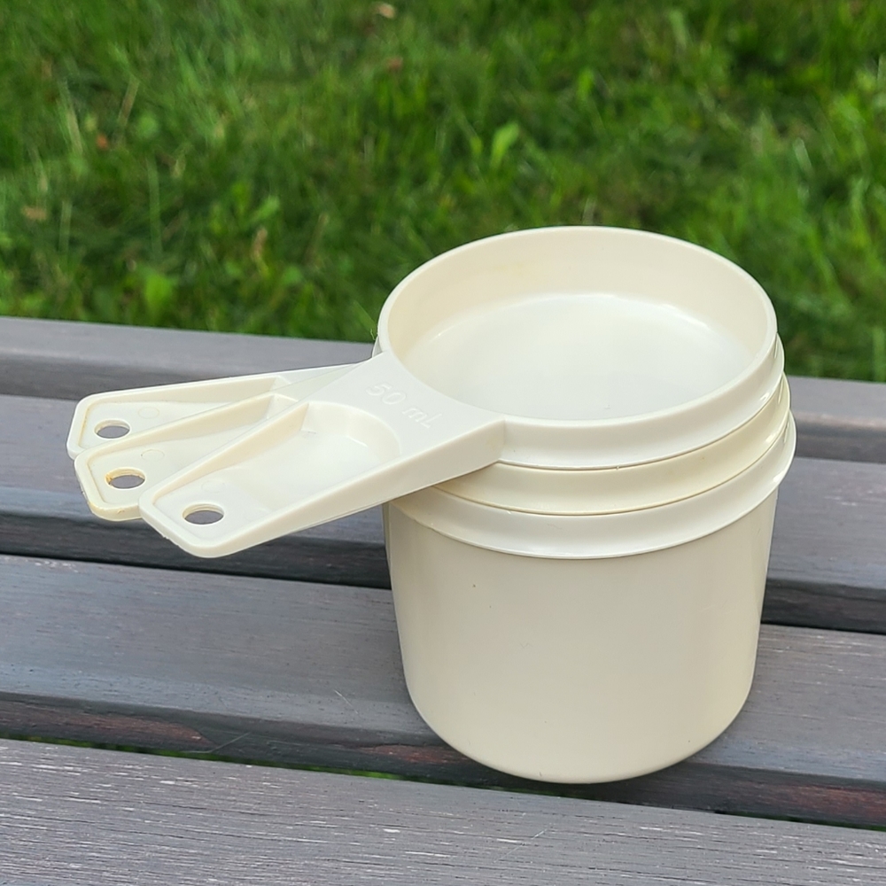 Tupperware nesting mesuring cups